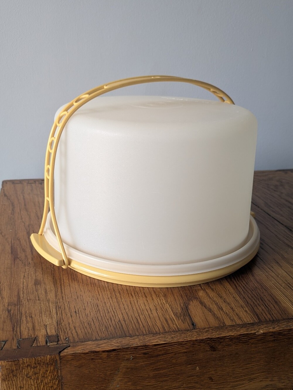 Vintage Tupperware 10" Cake Container Carrier w/ Handle - Gold 684 683 624